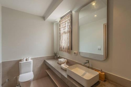 Koupelna v ubytování Charming 2-Lvl 3BR Lagoon Home in Shedwan El Gouna, Pool Access