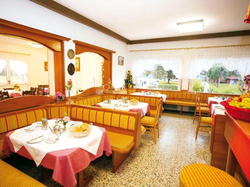 Un restaurante o sitio para comer en Pension Unterburg