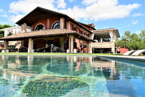 Bazén v ubytování La Madernassa Resort - Casalora Dimora Storica di Charme nebo v jeho okolí