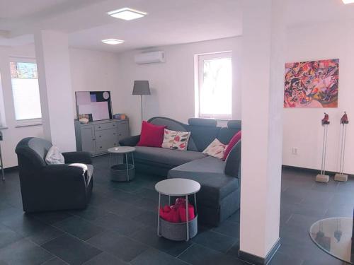 a living room with a couch and a table at Ruhiges Ferienhaus mit viel Platz und Ladestation für E-Auto in Masserberg