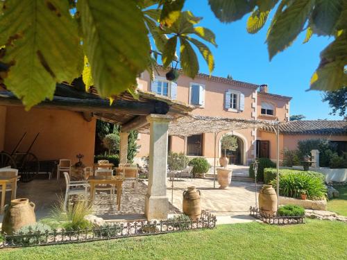Κήπος έξω από το Le Clos des Cyprès Maison d'hôtes de charme - Diner Gourmet & Bien-être