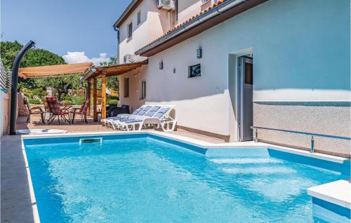 Πισίνα στο ή κοντά στο 5 Bedroom Lovely Home In Pavicini