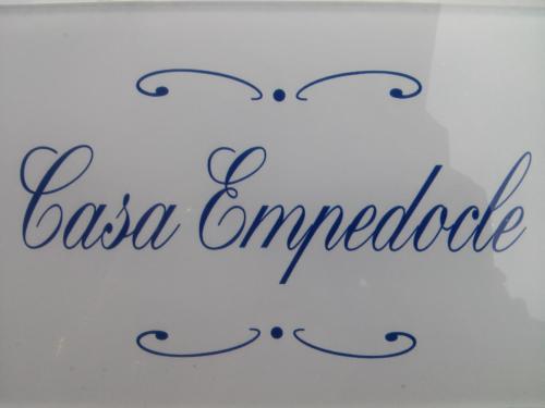 un signe avec les mots lasagne incorporés dans l'établissement Casa Empedocle, à Syracuse