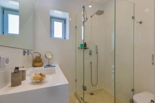un bagno con doccia in vetro e lavandino di Summera family house Drios a Drios