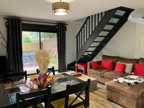 un salon avec un canapé et une table dans l'établissement Loft Le Petit Solognot, à Mont-près-Chambord