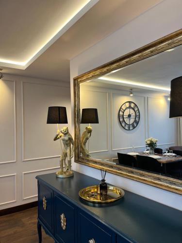 a mirror on top of a dresser in a room at Apartament Modrzewskiego in Grudziądz