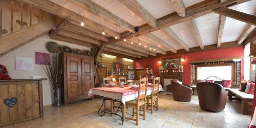Restoran ili drugo mesto za obedovanje u objektu Chambres d'Hôtes Coeur de Bastié et Ranch du Lévézou