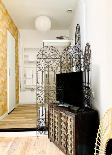 a living room with a large iron gate in a room at Le 9 en Cuisine in Rabastens
