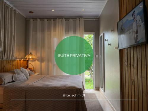 Un dormitorio con una cama y una ventana grande en Lar Schmidt, en Torres