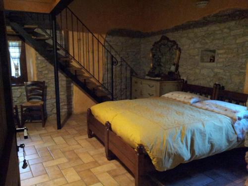 una camera con letto e scala di Agriturismo Cascina Ronchi a Palazzago