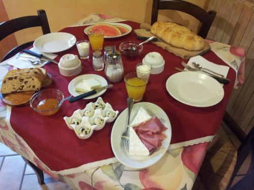 un tavolo con piatti di cibo e bevande di Agriturismo Cascina Ronchi a Palazzago