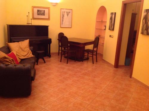 a living room with a piano and a table and chairs at Bed & Breakfast Federico II in Foggia