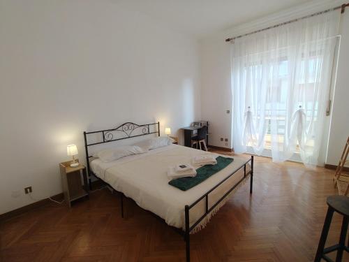 Dock Bay في ترييستي: غرفة نوم بها سرير ونافذة كبيرة