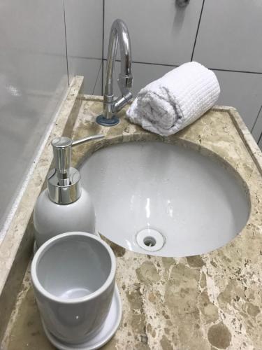 Bilik mandi di Flat com quarto e sala