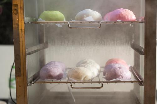 a rack filled with different types of onions at Hotel Amber Pattaya in Pattaya Central