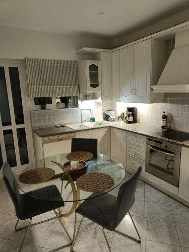 Elegant Renovated 3-bedroom appartment in Maroussi