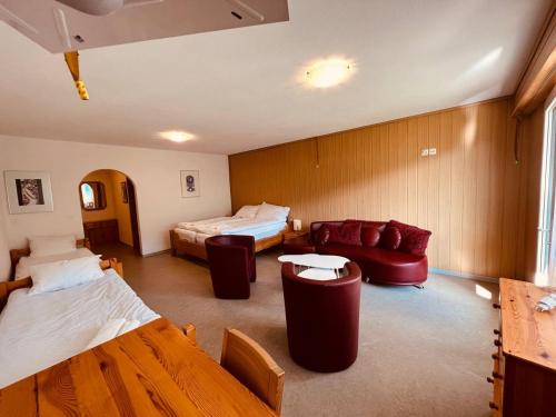 SKY Rooms, Mountainous View في Saas: غرفة فندقية بسريرين واريكة