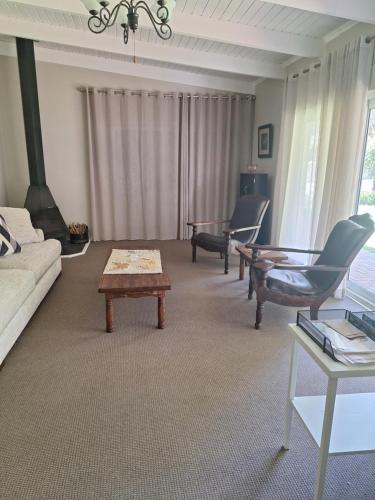 Ruang duduk di Cosy Cottage on Boom - Loadshedding Friendly