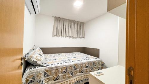 a small room with a bed and a window at Eco Summer Tambaú WB Genius Flats in João Pessoa