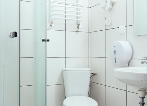 RypinにあるHotel Levelのトイレと洗面台を備えた白いバスルーム