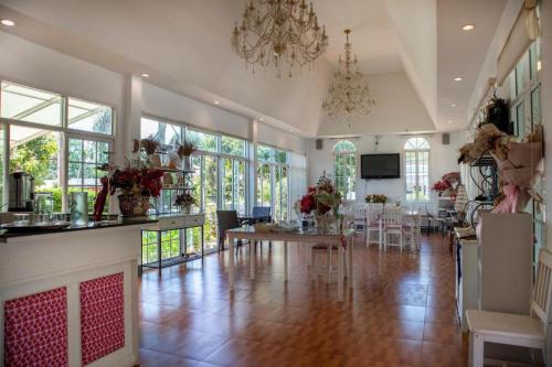 A restaurant or other place to eat at Janrapat Resort