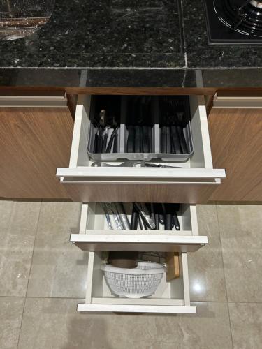 un bancone da cucina con due cassetti bianchi di Apartamento 1 quarto - Taguatinga Centro - Lazer Completo, Garagem, ao lado do metrô a Brasilia