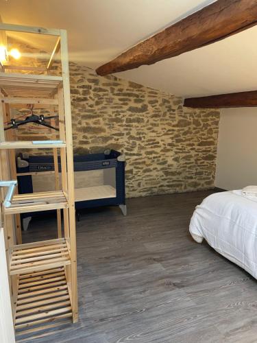 une chambre avec un lit superposé et une échelle dans l'établissement Chez Pauline & Vincent Côté Canal, à Carcassonne