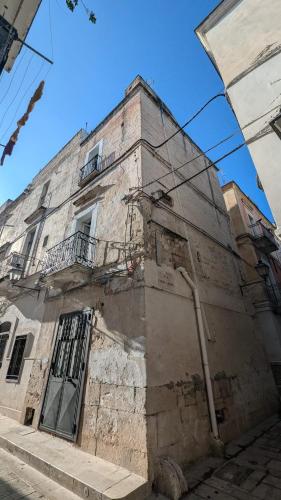 an old stone building with a window and a balcony at Casa Santa Chiara in Triggiano