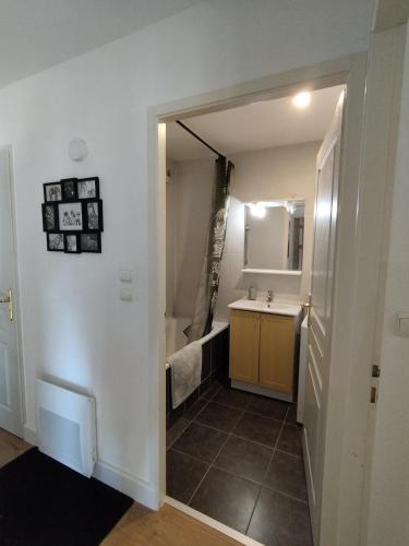 une salle de bain avec un lavabo, des toilettes et un miroir dans l'établissement Chez Damien, à Pontarlier