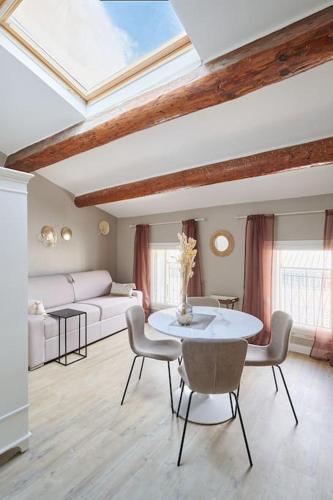 un salon avec une table et un canapé dans l'établissement Les Halles by Paul Riquet 1609, à Béziers