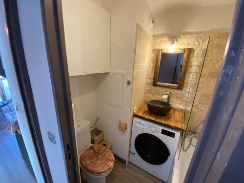 mała łazienka z umywalką i toaletą w obiekcie Antarès Location Avoriaz w mieście Avoriaz