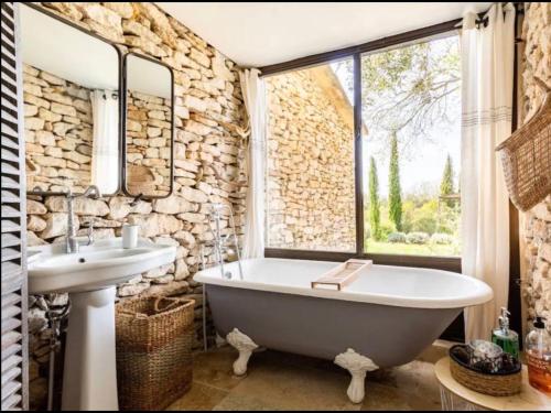 Koupelna v ubytování Chambre dans bastide au milieu des vignes