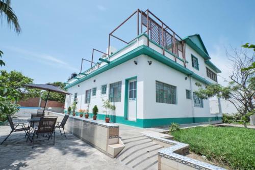 a house with a balcony on top of it at La Casa de Algodon in Huacho