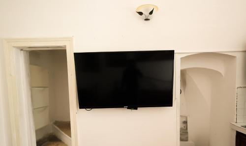 a flat screen tv hanging on a wall at Casa Santa Chiara in Triggiano