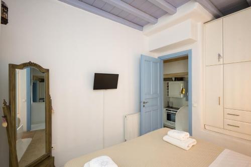 Postel nebo postele na pokoji v ubytování BLUE DAISY House, Ornos, by MyconBay Mykonos