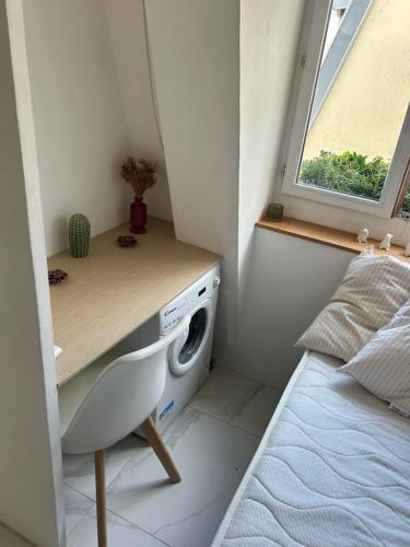 une buanderie avec une machine à laver et une fenêtre dans l'établissement Studio centre Nice, à Nice