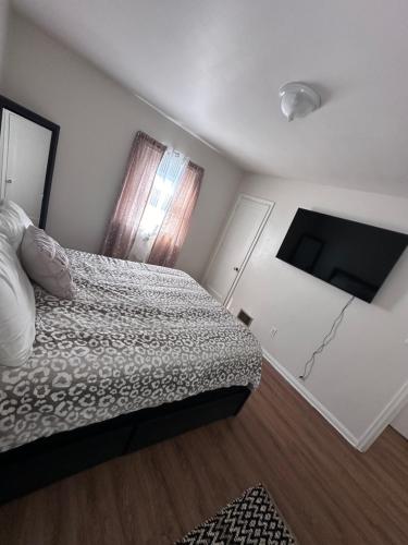 Ένα ή περισσότερα κρεβάτια σε δωμάτιο στο Cozy Apartment 6 miles from Downtown, Cincinnati