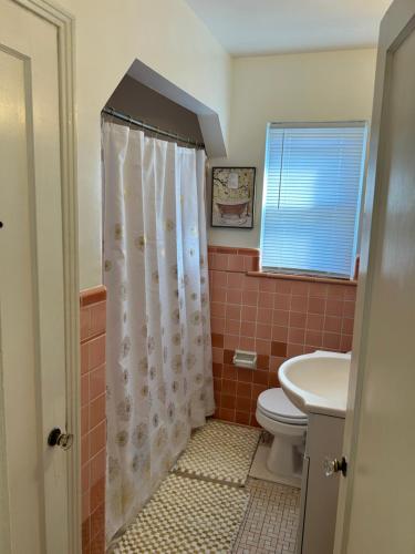 Ένα μπάνιο στο Cozy Apartment 6 miles from Downtown, Cincinnati