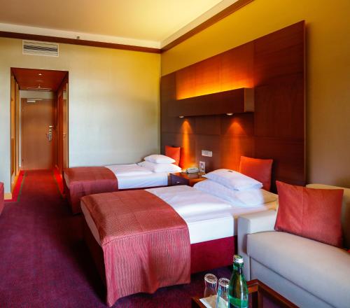 Postel nebo postele na pokoji v ubytování Das Sonnreich - Thermenhotel Loipersdorf