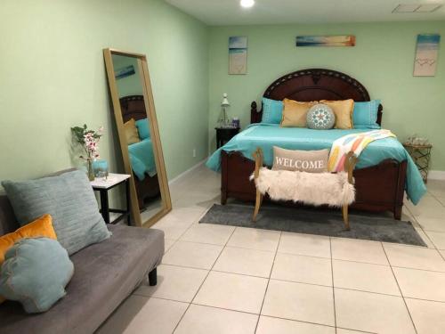 Postel nebo postele na pokoji v ubytování King Flamingo Guest Suite