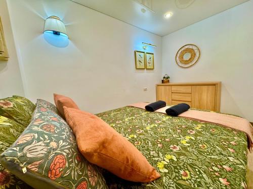 ein Schlafzimmer mit einem Bett und einer Couch in der Unterkunft BLUEBIRD Luxury apartment in Las Americas in Playa de las Americas