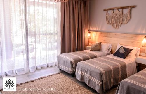 En eller flere senge i et værelse på Refugio Padma