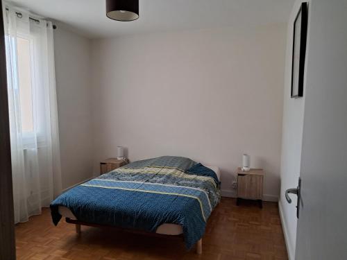 Katil atau katil-katil dalam bilik di Le 8 - Appartement 2 chambres calme, tout confort, parking privé gratuit, à 2 pas des Allées Provençales