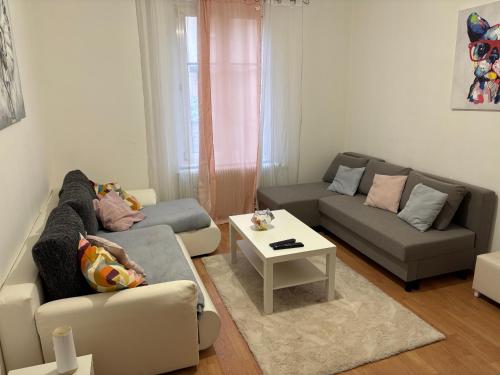 un salon avec deux canapés et une table basse dans l'établissement Appart F2, à Bischheim