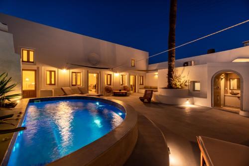 メッサリアにあるVilla Finika Santoriniの夜のプール付きヴィラ
