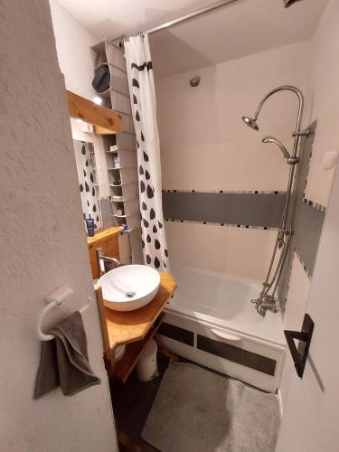 une salle de bain avec un lavabo et une baignoire dans l'établissement appartement 2pièces, au Cap d'Agde