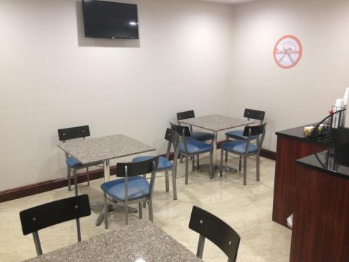 Televisyen dan/atau pusat hiburan di Rockaway Hotel