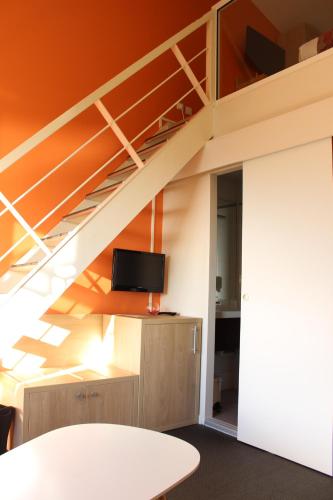 TV a/nebo společenská místnost v ubytování Royal Cottage