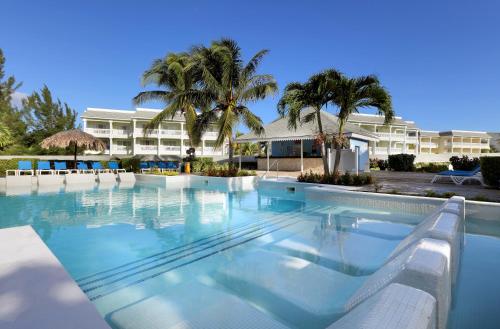 uma grande piscina em frente a um hotel em Grand Palladium Lady Hamilton Resort & Spa - All Inclusive em Lucea