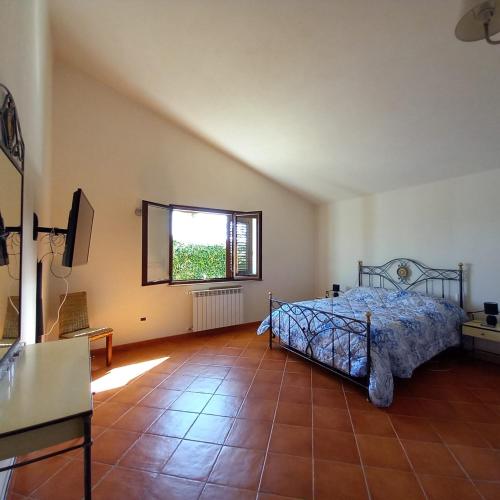 Un dormitorio con una cama y una ventana grande. en a due passi dal mare 1, en Marsala